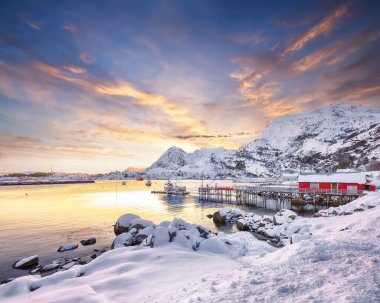 Moskenes köyünün feribot limanıyla muhteşem kış manzarası. Popüler seyahat yeri. Konum: Sorvagen, Moskenes, Lofoten; Norveç, Avrupa