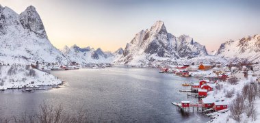 Reine kasabasının olağanüstü manzarası. Reinefjorden sahilinde kırmızı ajanlar var. Lofotens 'ta popüler bir seyahat yeri. Konum: Reine, Lofoten; Norveç, Avrupa