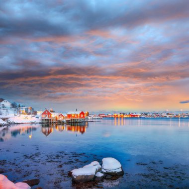 Reine kasabasının muhteşem şehir manzarası. Reinefjorden Shoore 'da kırmızı ajanlar var. Popüler seyahat yeri. Konum: Reine, Lofoten; Norveç, Avrupa