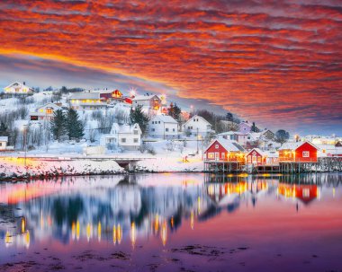 Reine kasabasının muhteşem şehir manzarası. Reinefjorden Shoore 'da kırmızı ajanlar var. Popüler seyahat yeri. Konum: Reine, Lofoten; Norveç, Avrupa