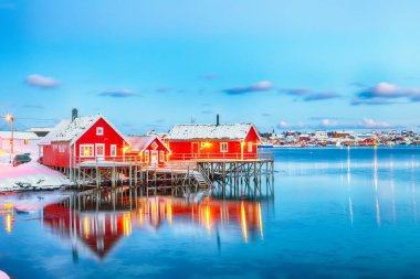 Reine kasabasının muhteşem şehir manzarası. Reinefjorden Shoore 'da kırmızı ajanlar var. Popüler seyahat yeri. Konum: Reine, Lofoten; Norveç, Avrupa