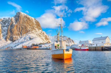 Arka planda Festhaeltinden Dağı ve liman ile Hamnoy köyünün muhteşem kış manzarası. Konum: Hamnoy, Moskenesoya, Lofoten; Norveç, Avrupa