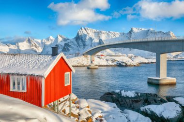 Hamnoy köyünde kış manzarası ve Olenilsoya adasına köprü. Lofotens 'ta popüler bir turizm merkezi. Konum: Hamnoy, Moskenesoya, Lofoten; Norveç, Avrupa