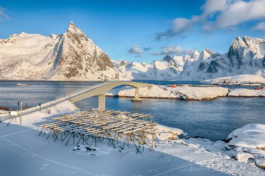 Reine köyünde kış manzarası ve Olenilsoya adasına köprü. Konum: Hamnoy, Moskenesoya, Lofoten; Norveç, Avrupa