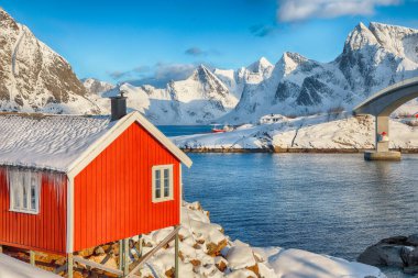 Hamnoy köyünde kış manzarası ve Olenilsoya adasına köprü. Lofotens 'ta popüler bir turizm merkezi. Konum: Hamnoy, Moskenesoya, Lofoten; Norveç, Avrupa