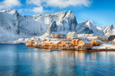 Arka planda Sakrisoy köyü ve karlı dağların muhteşem kış manzarası. Lofotens 'ta popüler bir turizm merkezi. Konum: Sakrisoy, Moskenesoya, Lofoten; Norveç, Avrupa