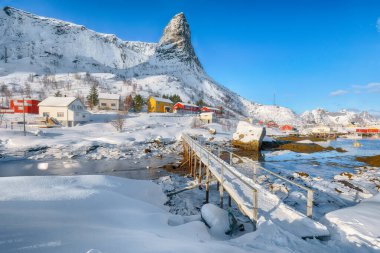 Hammarskaftet Dağı tepesinde kış güneşli manzarası Gravdalbukta körfezi üzerinde yaya köprüsü var. Konum: Reine, Lofoten; Norveç, Avrupa