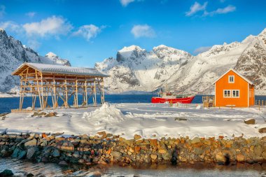 Arka planda Sakrisoy köyü ve karlı dağların muhteşem kış manzarası. Popüler turizm merkezi. Konum: Sakrisoy, Moskenesoya, Lofoten; Norveç, Avrupa