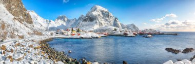 A köyünün olağanüstü kış manzarası. Tipik rorbu evleriyle Norveç balıkçı köyü. Popüler seyahat yeri. Konum: A, Moskenes, Lofoten; Norveç, Avrupa