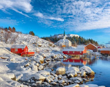 Moskenes köyünün feribot limanı ve ünlü Moskenes kilisesi ile muhteşem kış manzarası. Popüler seyahat yeri. Konum: Sorvagen, Moskenes, Lofoten; Norveç, Avrupa
