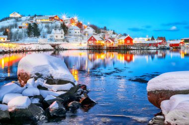 Reine kasabasının muhteşem şehir manzarası. Reinefjorden Shoore 'da kırmızı ajanlar var. Popüler seyahat yeri. Konum: Reine, Lofoten; Norveç, Avrupa
