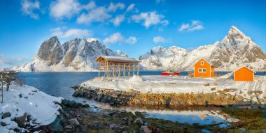 Arka planda Sakrisoy köyü ve karlı dağların muhteşem kış manzarası. Popüler turizm merkezi. Konum: Sakrisoy, Moskenesoya, Lofoten; Norveç, Avrupa
