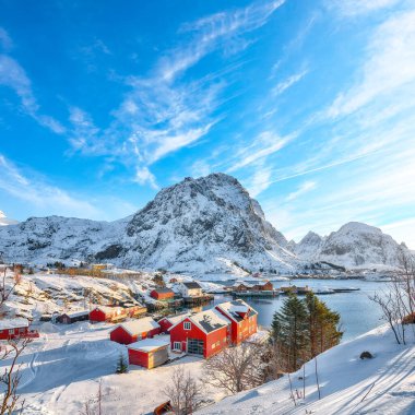 Norveç denizi ve Sorvagen kasabasının büyüleyici sabah deniz manzarası. Lofotens 'ta popüler bir seyahat yeri. Konum: Sorvagen, Moskenes, Lofoten; Norveç, Avrupa