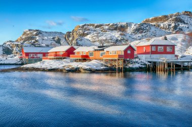 Norveç denizi ve Sorvagen kasabasının büyüleyici sabah deniz manzarası. Lofotens 'ta popüler bir seyahat yeri. Konum: Sorvagen, Moskenes, Lofoten; Norveç, Avrupa