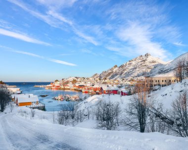 Sorvagen şehri ve limanı büyüleyici karlı bir sabah manzarası. Lofotens 'ta popüler bir seyahat yeri. Konum: Sorvagen, Moskenes, Lofoten; Norveç, Avrupa