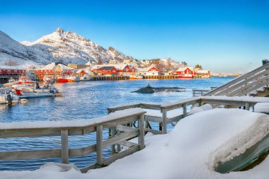 Sorvagen kasabasının ve limanının büyüleyici karlı manzarası. Lofotens 'ta popüler bir seyahat yeri. Konum: Sorvagen, Moskenes, Lofoten; Norveç, Avrupa
