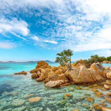 Costa Smeralda 'daki Capriccioli plajının olağanüstü manzarası. Akdeniz 'in popüler turizm beldesi. Konum: Arzachena, Sassari ili, Sardunya, İtalya, Avrupa