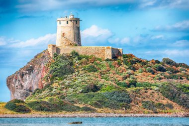 Nora arkeoloji sahasındaki Aziz Efisio deniz fenerinden Coltellazzo 'nun Antik İspanyol kulesinin olağanüstü manzarası. Konum: Nora, Pula, Sardinya, İtalya Avrupa