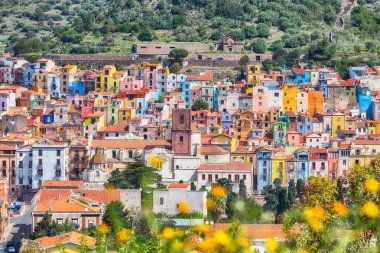 Sardunya 'daki Bosa kasabasının renkli evlerinden oluşan olağanüstü bir sabah manzarası. Konum: Bosa kasabası, Oristano ili, İtalya, Avrupa