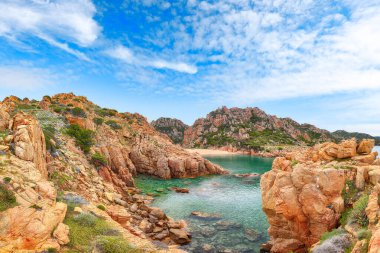 Costa Paradiso tatil köyündeki Li Cossi plajının olağanüstü manzarası. Akdeniz 'in resimli deniz manzarası. Konum: Costa Paradiso, Sassari ili, Sardunya, İtalya, Avrupa