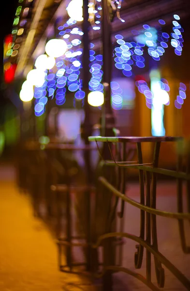 Cercas e luzes noturnas borradas decorações do bar no backg — Fotografia de Stock