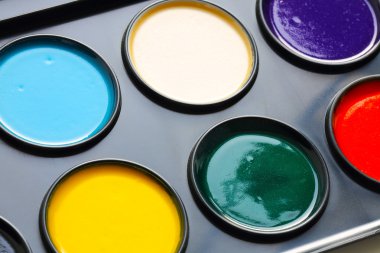 Suluboya boya kutusunda