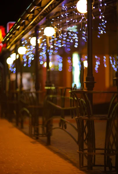 Cercas e luzes noturnas borradas decorações do bar no backg — Fotografia de Stock