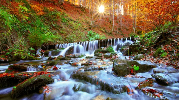 Bela cachoeira na floresta ao pôr do sol — Fotografia de Stock