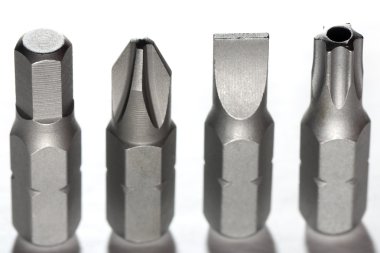 Tornavida bit üzerinde beyaz izole dizi