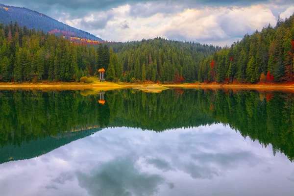 Pittoresco lago nella foresta autunnale — Foto Stock