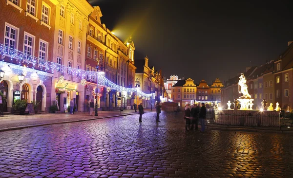Luces nocturnas de la ciudad en la noche de Navidad en Poznan — Foto de Stock
