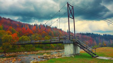 Dağ nehri üzerindeki tahta köprü.
