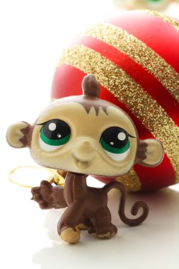 Bir Noel top ile sevimli maymun