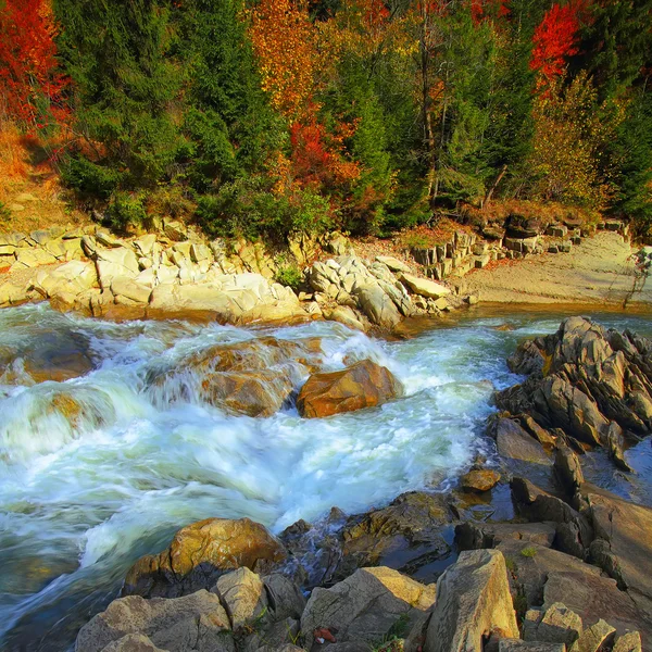Ποταμός στο mountaines στο φθινόπωρο — Φωτογραφία Αρχείου