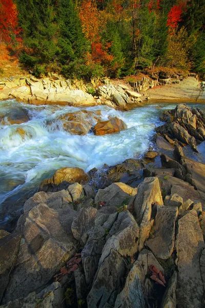 Rio em montanhas no outono — Fotografia de Stock