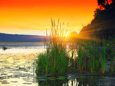 Gölün üzerinde gün batımı