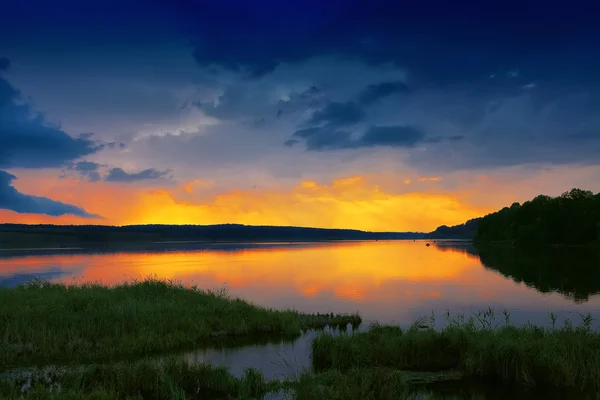 Pôr-do-sol laranja sobre o rio — Fotografia de Stock