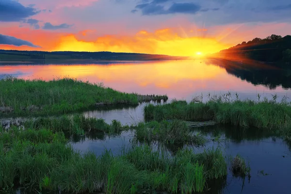 Belo pôr do sol de verão no lago — Fotografia de Stock