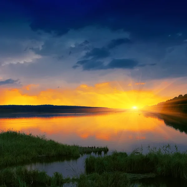 Pôr-do-sol laranja sobre o rio — Fotografia de Stock