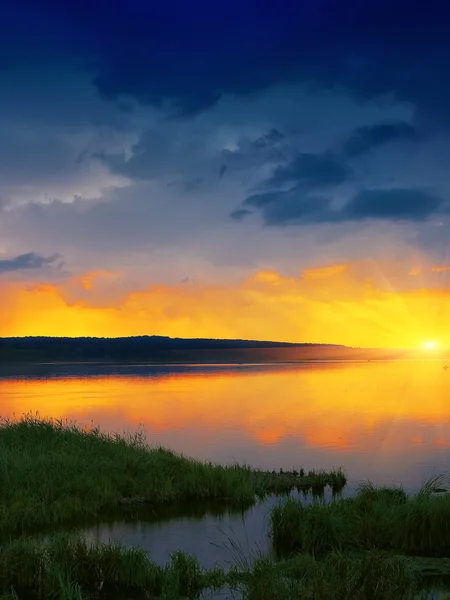 Coucher de soleil orange sur la rivière — Photo