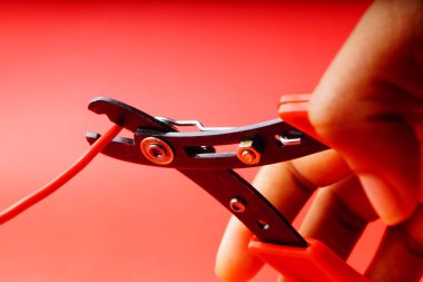 Kablolayıcı, Kızıl Arkaplan, El , 