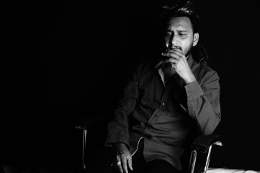 Yakışıklı erkekler, dumanı tüten adam imajı, siyah beyaz görüntü. .