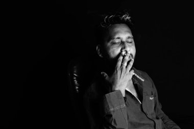 Yakışıklı erkekler, dumanı tüten adam imajı, siyah beyaz görüntü. .