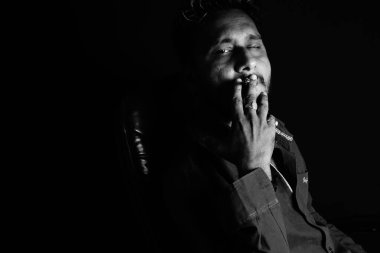 Yakışıklı erkekler, dumanı tüten adam imajı, siyah beyaz görüntü. .