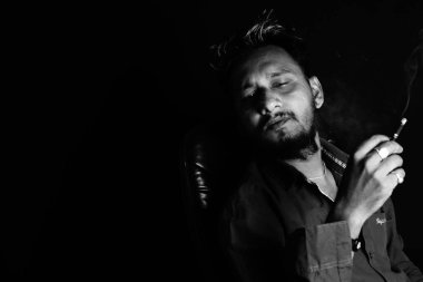 Yakışıklı erkekler, dumanı tüten adam imajı, siyah beyaz görüntü. .