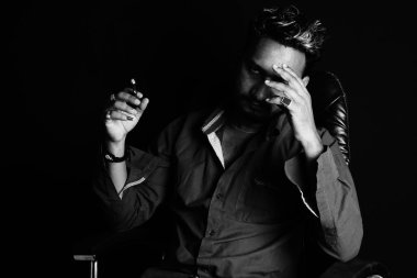 Yakışıklı erkekler, dumanı tüten adam imajı, siyah beyaz görüntü. .