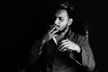 Yakışıklı erkekler, dumanı tüten adam imajı, siyah beyaz görüntü. .