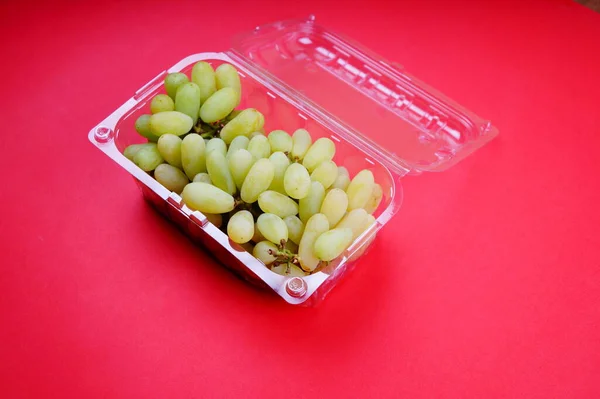 Grapes On Pink Background , Grapes Images , Grapes Photo .a bunch of ripe green grapes on a pink background.