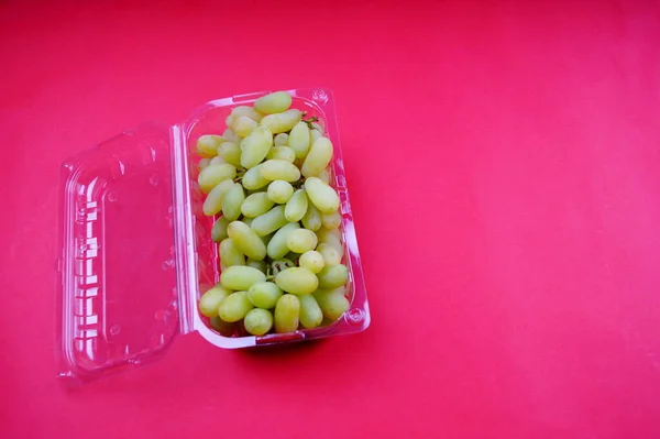 Pembe Arkaplanda Üzümler, Üzüm Resimleri, Üzüm Fotoğrafı. Pembe arka planda bir demet olgun yeşil üzüm..
