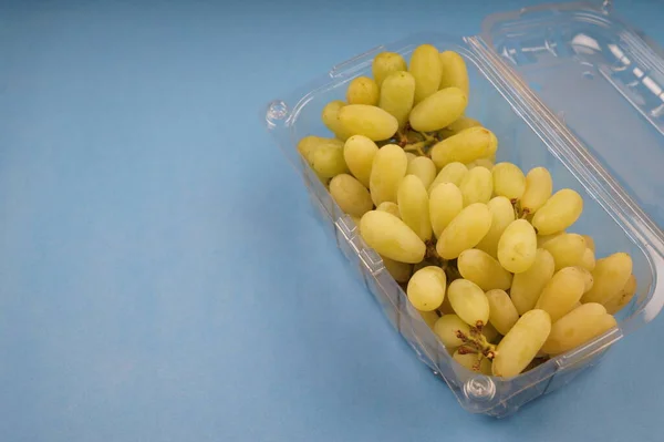 Pembe Arkaplanda Üzümler, Üzüm Resimleri, Üzüm Fotoğrafı. Mavi arka planda bir demet olgun yeşil üzüm..